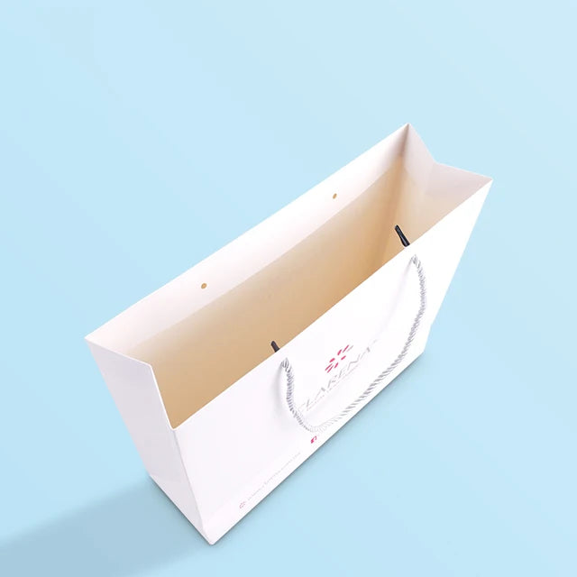 Customized Price Luxury Art Paper Gift Bag White Customized Price Luxury Art Paper Gift Bag White