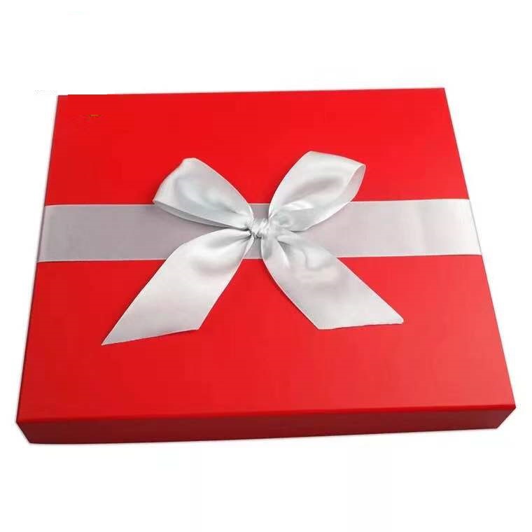 Valentine’s Day gift box with Raffia and bow Valentine’s Day gift box with Raffia and bow