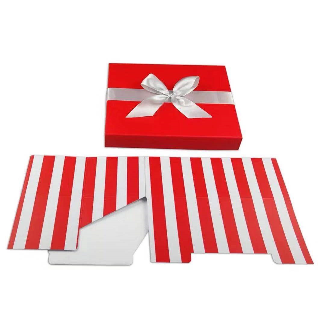 Valentine’s Day gift box with Raffia and bow Valentine’s Day gift box with Raffia and bow