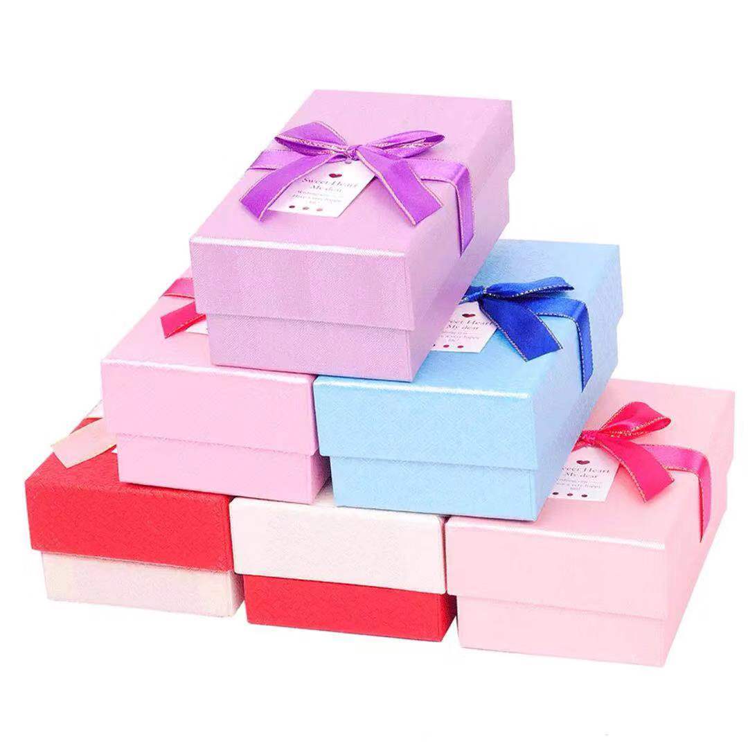 Valentine’s Day gift box with Raffia and bow Valentine’s Day gift box with Raffia and bow