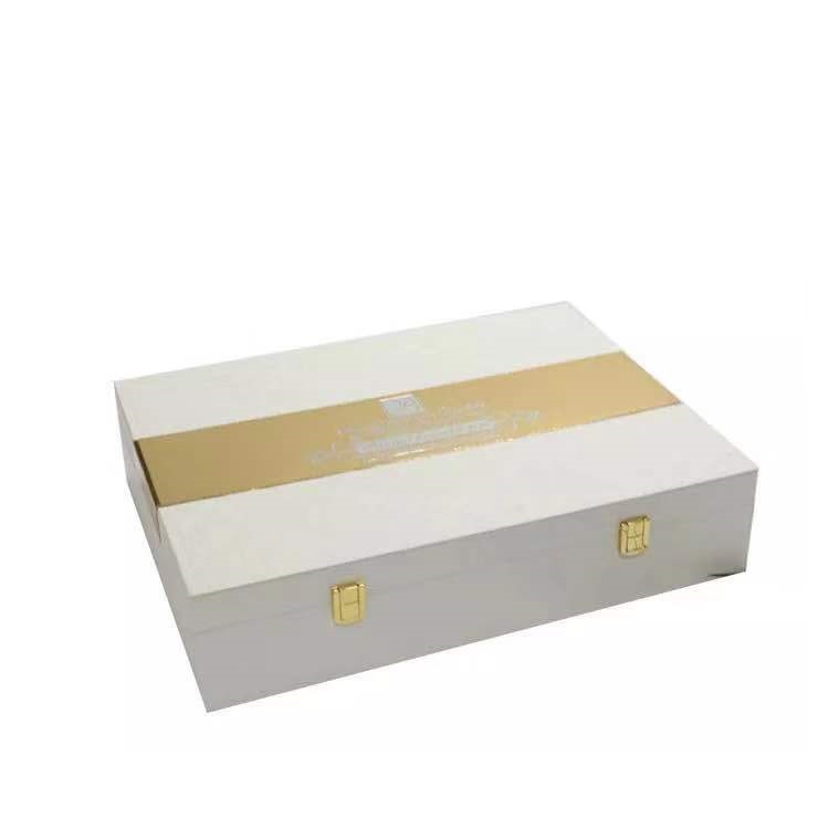 Metal buckle cosmetic box with hot stamping