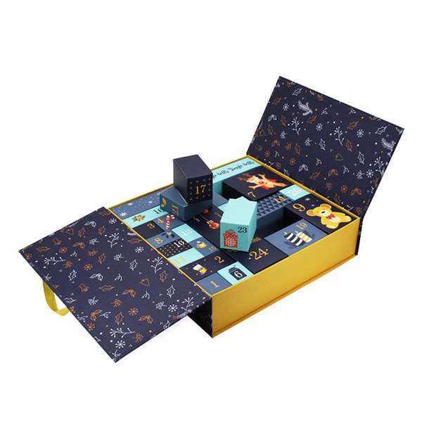 Advent Calendar Filling Christmas gift Boxes with 25 days
