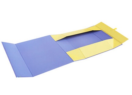 Magnetic folding gift box for clothing