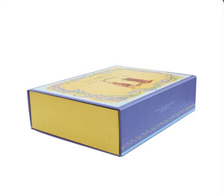 Magnetic folding gift box for clothing