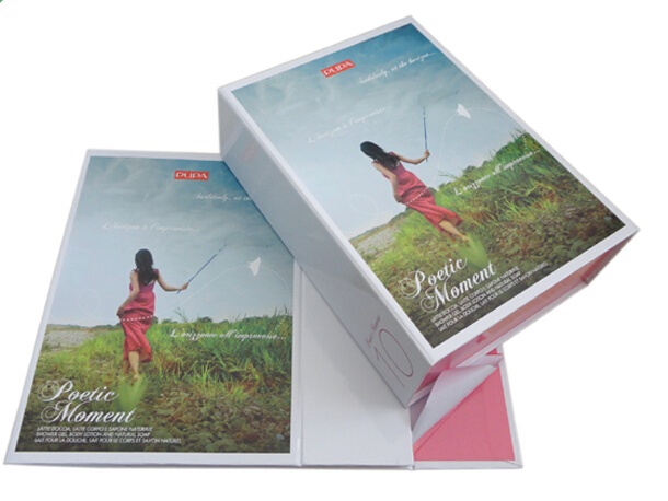 Magnetic folding gift box for clothing