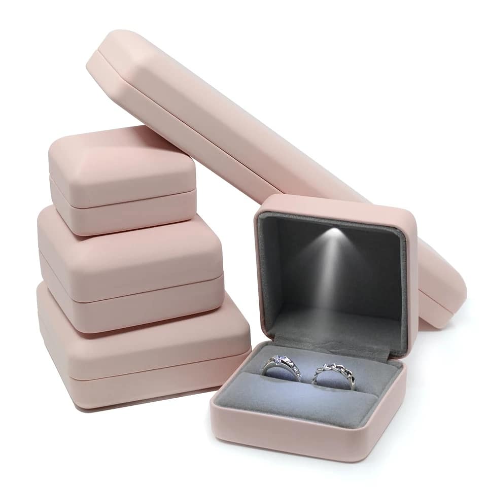 Pink jewelry package leather box with LED lighting Pink jewelry package leather box with LED lighting