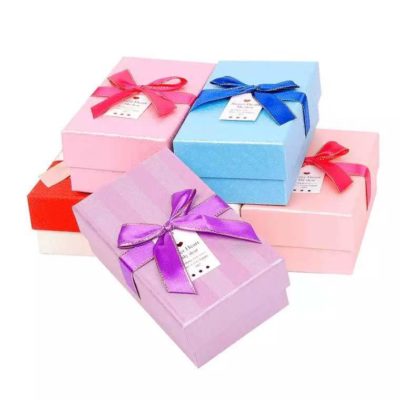 Valentine’s Day gift box with Raffia and bow Valentine’s Day gift box with Raffia and bow