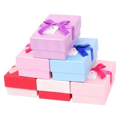 Valentine’s Day gift box with Raffia and bow Valentine’s Day gift box with Raffia and bow