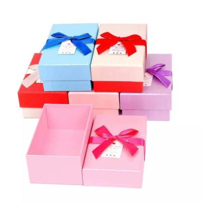 Valentine’s Day gift box with Raffia and bow Valentine’s Day gift box with Raffia and bow