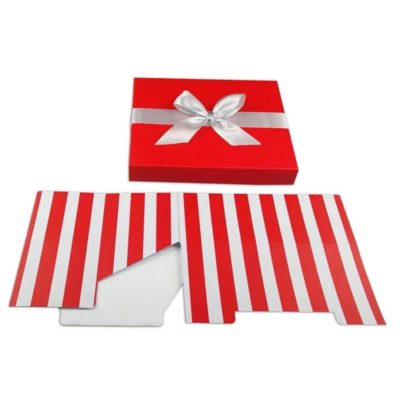 Valentine’s Day gift box with Raffia and bow Valentine’s Day gift box with Raffia and bow