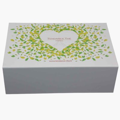White cardboard magnetic closure folding box White cardboard magnetic closure folding box