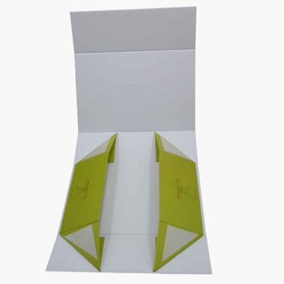 White cardboard magnetic closure folding box White cardboard magnetic closure folding box