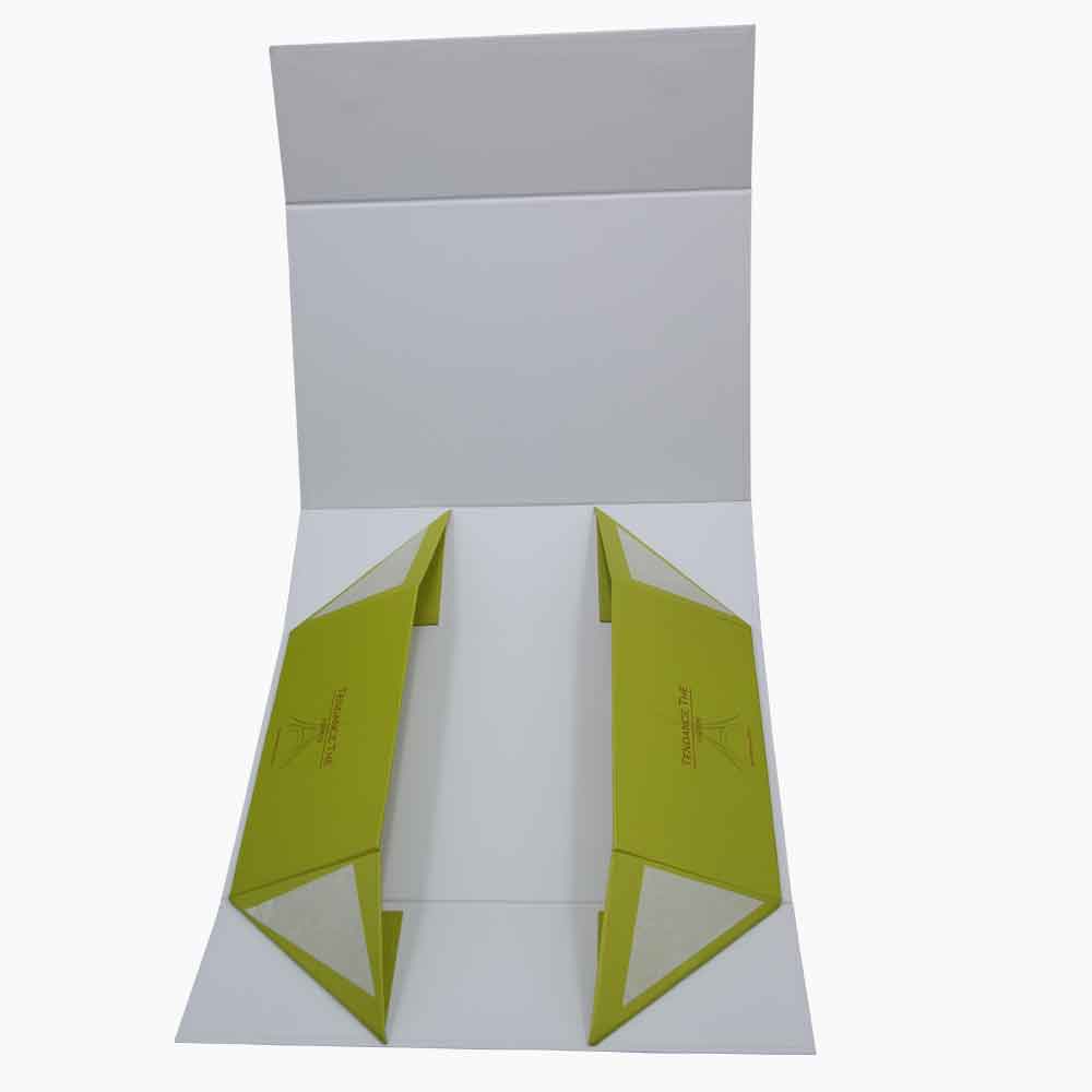White cardboard magnetic closure folding box White cardboard magnetic closure folding box